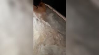 Nuda nell'idromassaggio in relax