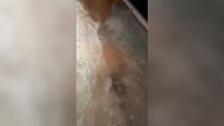 Nuda nell'idromassaggio in relax