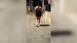 Esibizionismo all'aperto si toglie le mutandine