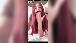 Ragazza mostra piedi su tiktok (LIVE)
