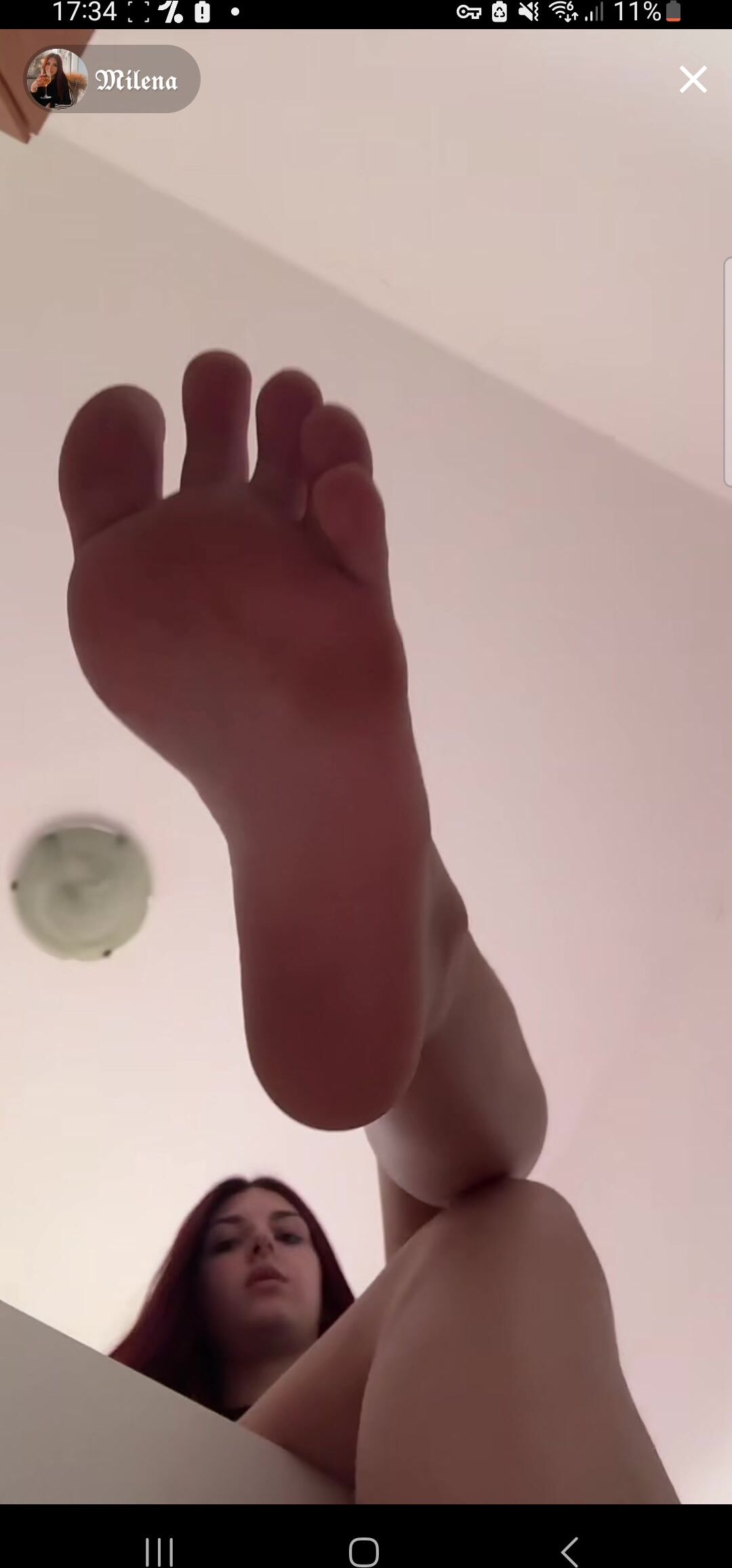 Ragazza mostra piedi su tiktok (LIVE)