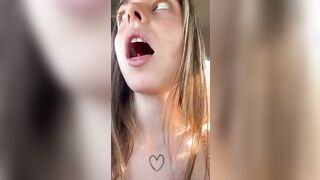 Teen bionda italiana 18 anni ditanino in macchina