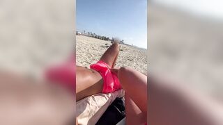 Piede sul suo cazzo in spiaggia