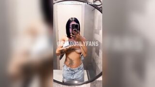 Selfie ofanser itliana con belle tettine