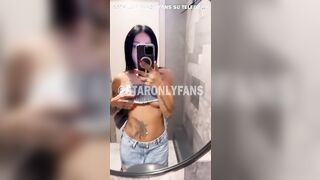 Selfie ofanser itliana con belle tettine