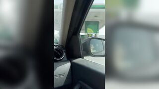 Fidanzata senza mutandine in auto fa la zoccola