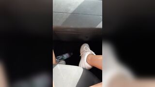Fidanzata senza mutandine in auto fa la zoccola