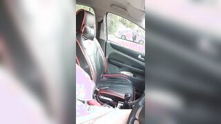 Le esce in macchina al guardone