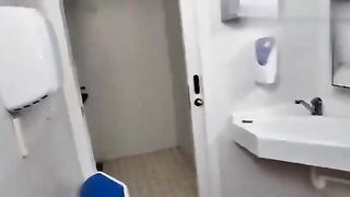 Coppia italiana scopa nella cabina in spiaggia