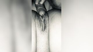 Strusciandomi sulla sua fica bagnata