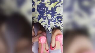 Segandomi coi suoi meravigliosi piedi