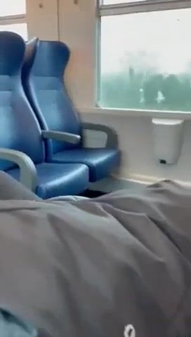 Sega e succhia il cazzo in treno al suo ragazzo