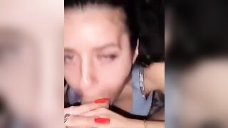 Sputacchia sulla cappella e lo prende in gola Pompino deepthroat fidanzata italiana