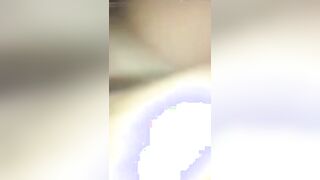 Il cornuto la chiama ma lei non risponde e continua a farsi scopare in auto