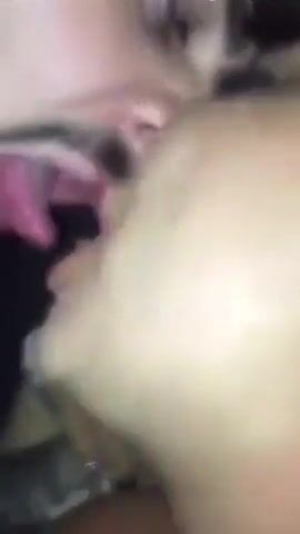 Il cornuto la chiama ma lei non risponde e continua a farsi scopare in auto