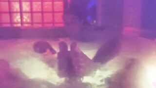 Footjob nell'idromassaggio fidanzata