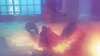 Footjob nell'idromassaggio fidanzata