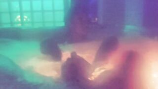 Footjob nell'idromassaggio fidanzata