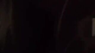 Trans bionda fa un pompino all'amico