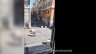 Pompino in hotel a Genova con vista piazza