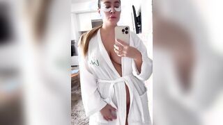 Paola Saulino selfie in accappatoio bianco