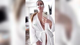 Paola Saulino selfie in accappatoio bianco