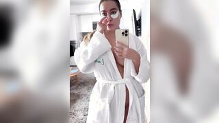 Paola Saulino selfie in accappatoio bianco