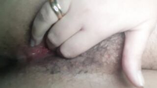 Si tocca le tettone moglie porca