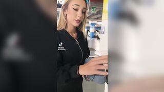 SMETTILA - Palpeggia il culo della fidanzata al bancomat