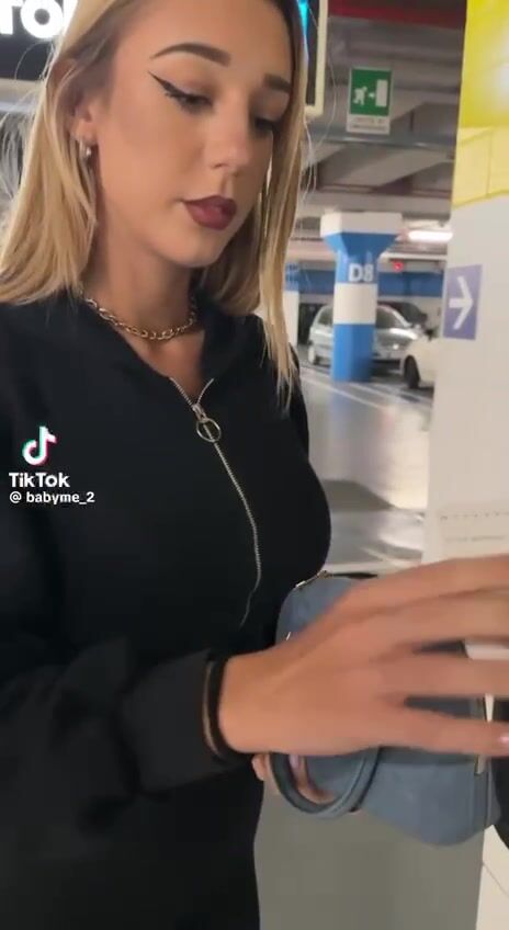 SMETTILA - Palpeggia il culo della fidanzata al bancomat
