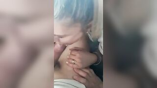 Threesome in macchina con troia bionda