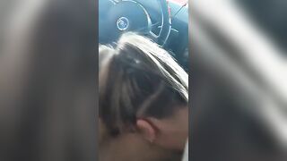 Threesome in macchina con troia bionda