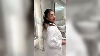 Annarita Esposito hot toglie accapatoio of