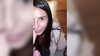 Si porca succhia e fammi sborrare poi ingoia