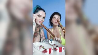 Chi delle due spompinarà meglio?