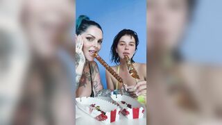 Chi delle due spompinarà meglio?