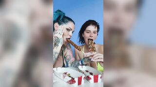 Chi delle due spompinarà meglio?