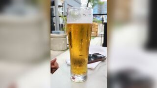 Milf italiana al bar senza slip