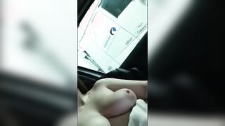 Tette in macchina per eccitare i camionisti