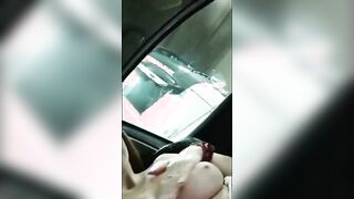 Tette in macchina per eccitare i camionisti