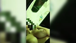 Tette in macchina per eccitare i camionisti