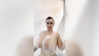 Due bocce incredibili teen sotto la doccia