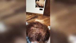 Trio allo specchio con un cazzo in fica e uno in bocca