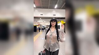 Mart1n4 tette in aeroporto