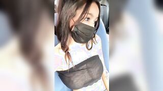 E' pieno di gente rischio di essere vista - Ditalino e pompino in auto ragazza italia