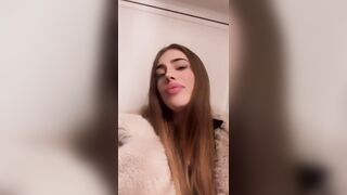 Asia Gianese - Preferisco essere real e stare sul cazzo che gatta morta