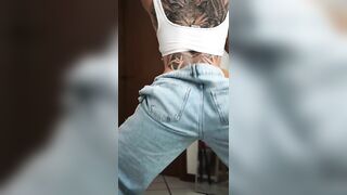 Twerking culona italiana tatuata