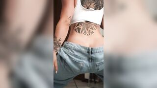 Twerking culona italiana tatuata