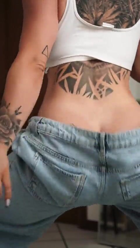 Twerking culona italiana tatuata