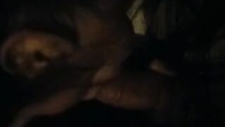 Non ti fermare - Pompino in macchina fidanzata che ingoia